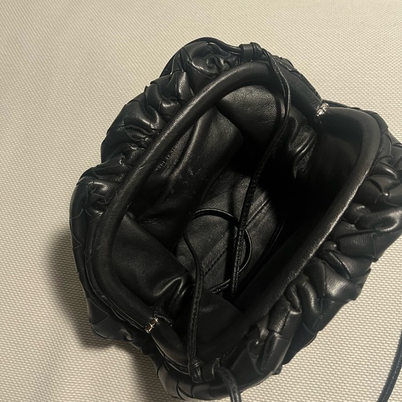 Bottega Veneta Intrecciato-woven mini pouch in black - Picture 2 of 8